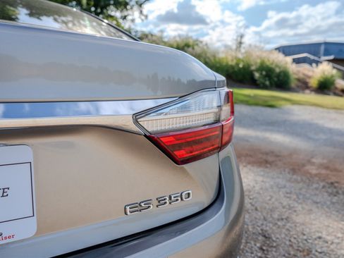 Used 2017 Lexus ES 350 w/ Premium Package FWD image 11
