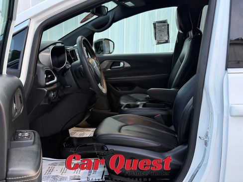 Used 2025 Chrysler Pacifica Select FWD image 9
