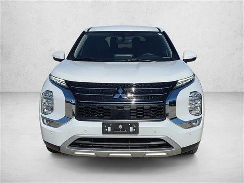 Used 2024 Mitsubishi Outlander SE image 2