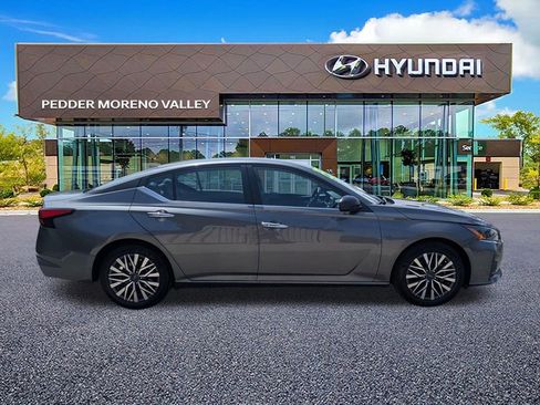 Used 2025 Nissan Altima 2.5 SV image 2