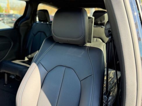 New 2026 Chrysler Pacifica Select image 12