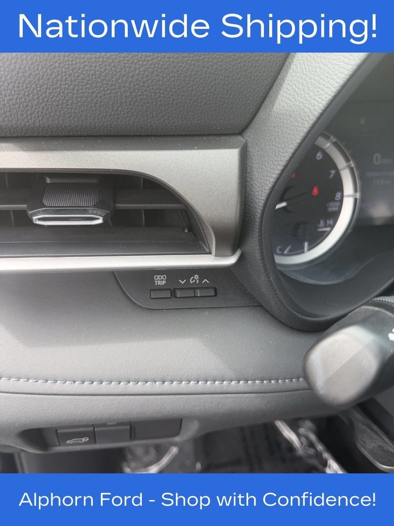 Used 2024 Toyota Highlander LE AWD/4WD image 18