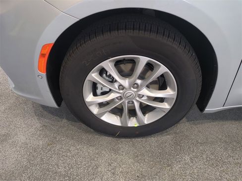 New 2026 Chrysler Pacifica Select image 11