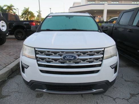 Used 2018 Ford Explorer XLT FWD image 2