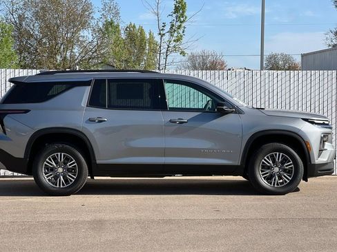 New 2026 Chevrolet Traverse LT w/ Driver Confidence Package AWD/4WD image 3