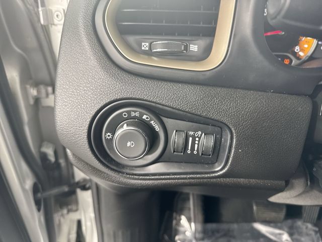 Used 2017 Jeep Renegade Latitude w/ Cold Weather Group AWD/4WD image 15