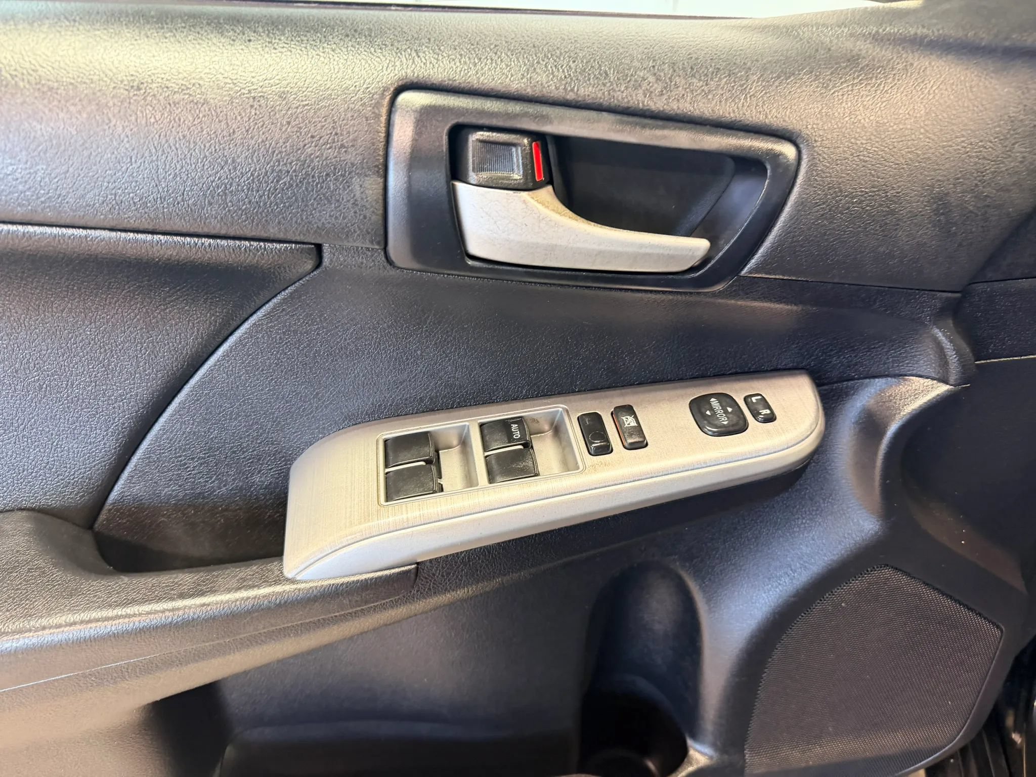 Used 2014 Toyota Camry SE FWD image 8