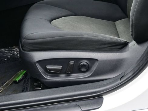 Used 2019 Toyota Camry LE w/ Convenience Package FWD image 11