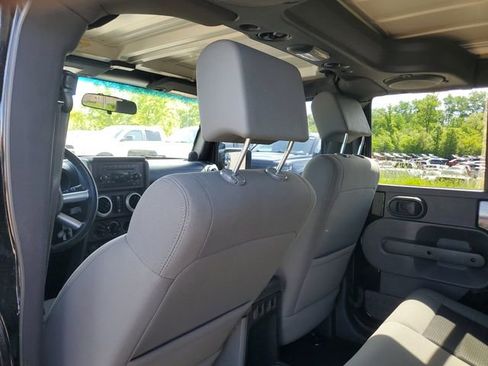 Used 2010 Jeep Wrangler Unlimited Sahara AWD/4WD image 9