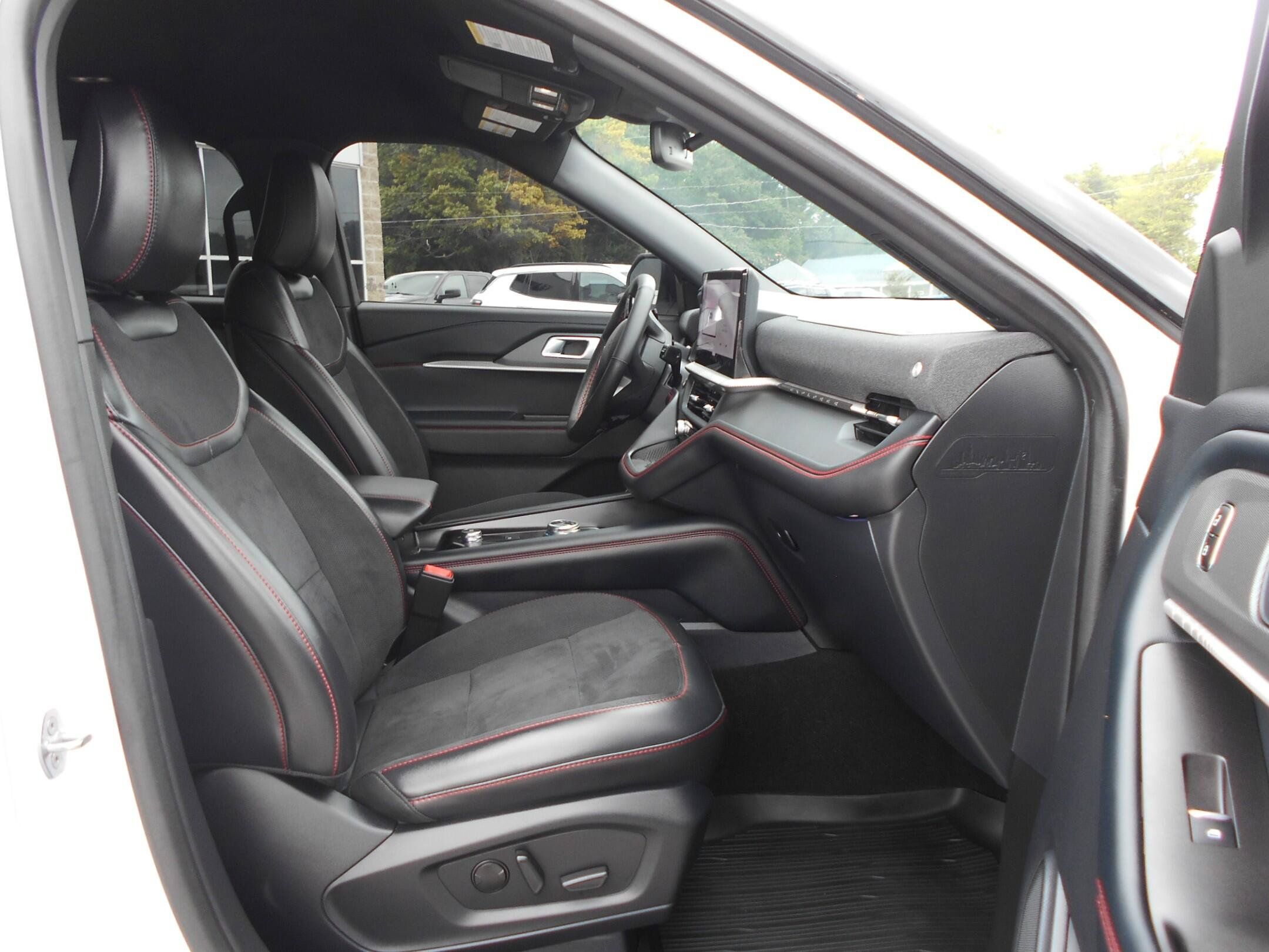 Used 2025 Ford Explorer ST AWD/4WD image 23