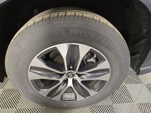 Used 2024 Toyota Highlander XLE image 11