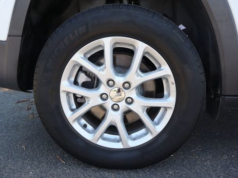 Used 2016 Jeep Cherokee Latitude AWD/4WD image 43