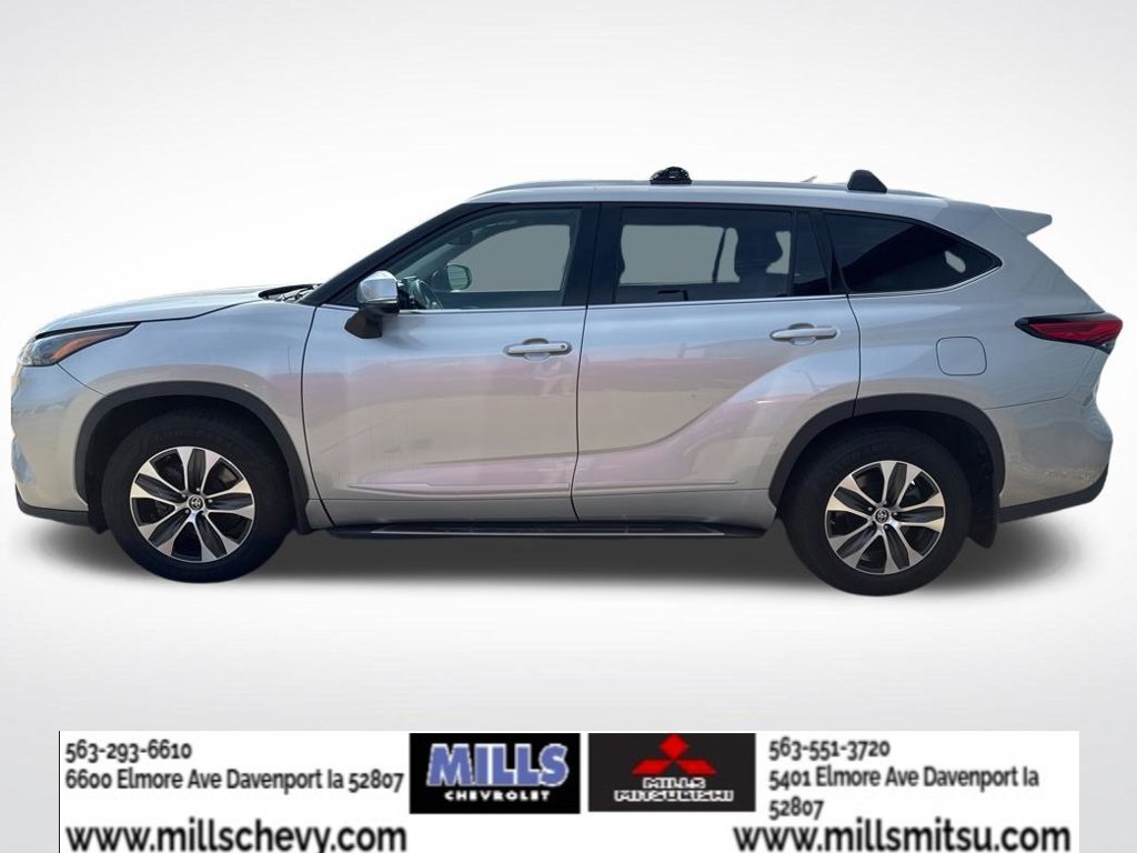 Used 2022 Toyota Highlander XLE AWD/4WD image 2