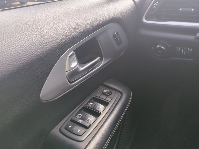 Used 2021 Chrysler Pacifica Touring-L w/ Uconnect Theater Family Group FWD image 15