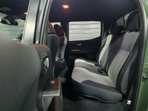 Used 2022 Toyota Tacoma TRD Sport w/ Technology Package image 17