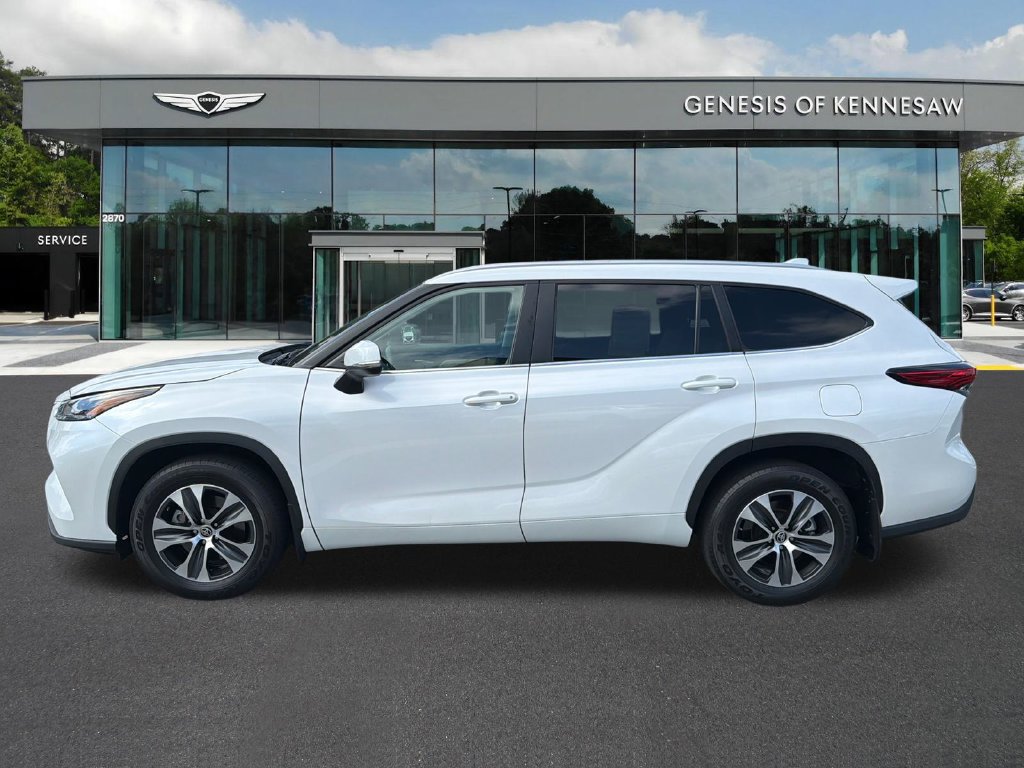 Used 2023 Toyota Highlander XLE FWD image 4