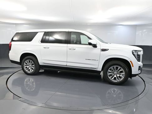 Used 2025 GMC Yukon XL Denali AWD/4WD image 4
