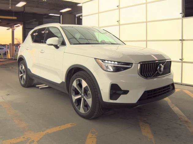 Used 2025 Volvo XC40 B5 Plus AWD/4WD image 2