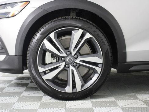 Certified 2025 Volvo V60 B5 Cross Country Plus AWD/4WD image 28