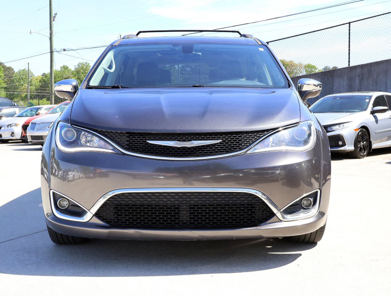 Used 2017 Chrysler Pacifica Limited w/ UConnect Theater Package FWD image 10