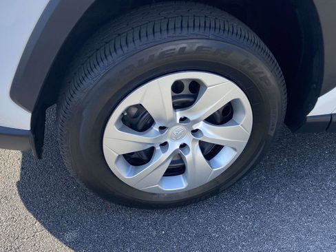 Used 2021 Toyota RAV4 LE image 5