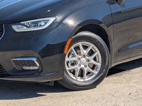 Used 2025 Chrysler Pacifica Select image 31