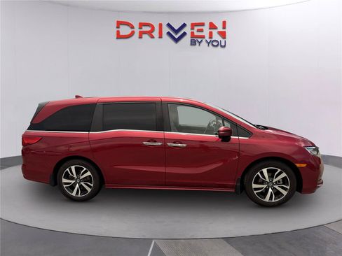 Used 2024 Honda Odyssey Touring image 3