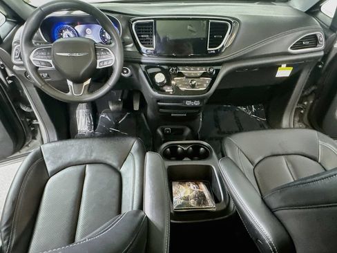 Used 2025 Chrysler Pacifica Select FWD image 17
