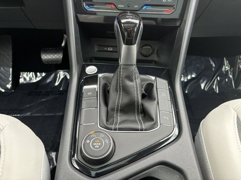 Used 2025 Volkswagen Taos SE w/ Panoramic Sunroof Package image 30