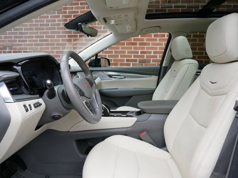 Used 2023 Cadillac XT5 Premium Luxury w/ Technology Package AWD/4WD image 6