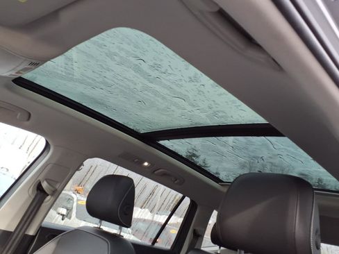 Used 2021 Volkswagen Tiguan SE w/ Panoramic Sunroof Package image 10