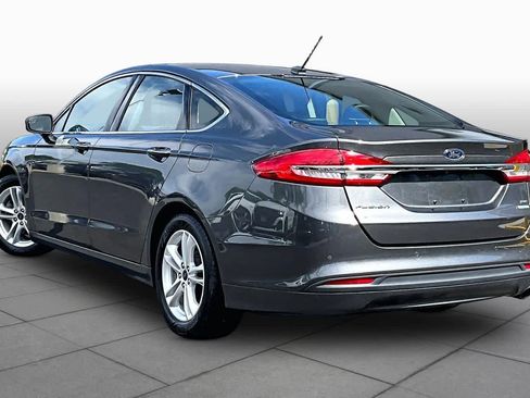 Used 2018 Ford Fusion SE w/ Fusion SE Technology Package FWD image 12