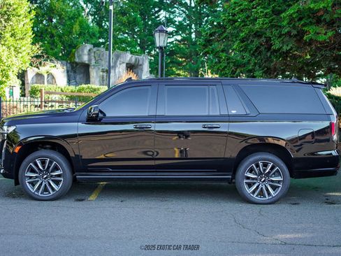 Used 2023 Cadillac Escalade ESV Sport Platinum image 3