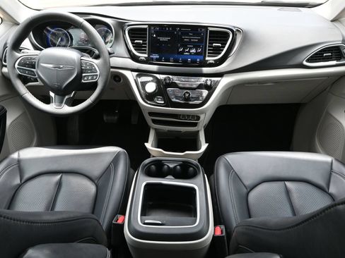 Used 2024 Chrysler Pacifica Touring-L FWD image 8
