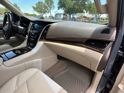 Used 2016 Cadillac Escalade ESV Luxury AWD/4WD image 11