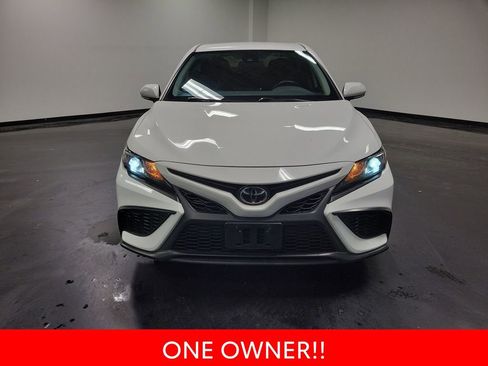 Used 2023 Toyota Camry SE image 3