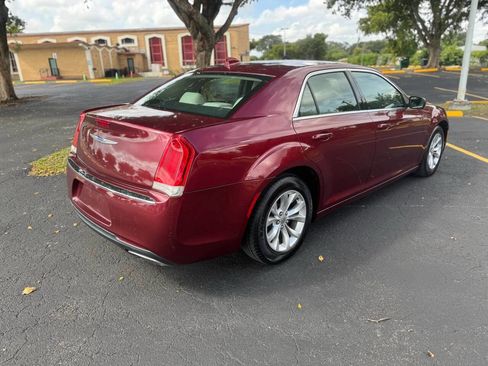 Used 2019 Chrysler 300 Touring image 4