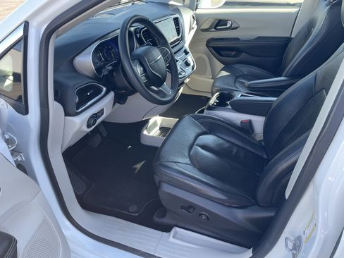 Used 2022 Chrysler Pacifica Touring-L image 12