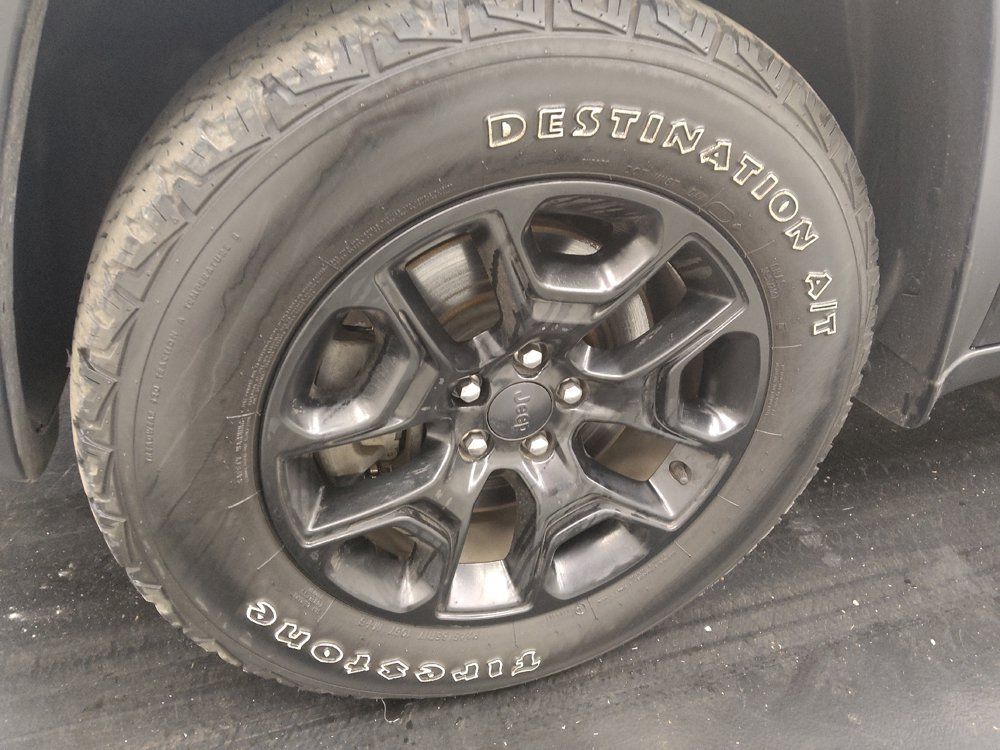 Used 2019 Jeep Cherokee Trailhawk AWD/4WD image 31