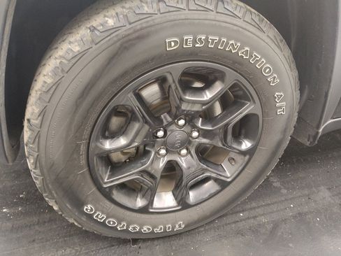 Used 2019 Jeep Cherokee Trailhawk AWD/4WD image 31