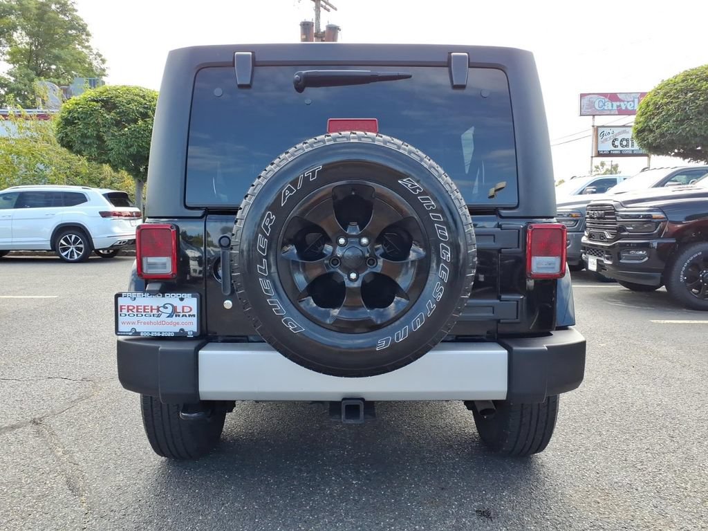 Used 2014 Jeep Wrangler Unlimited Sahara w/ Dual Top Group AWD/4WD image 19