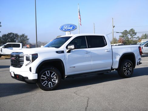 Used 2024 GMC Sierra 1500 AT4 w/ Technology Package image 4