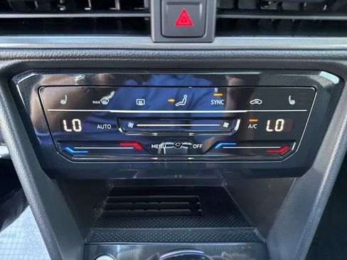 Certified 2025 Volkswagen Taos SE image 18