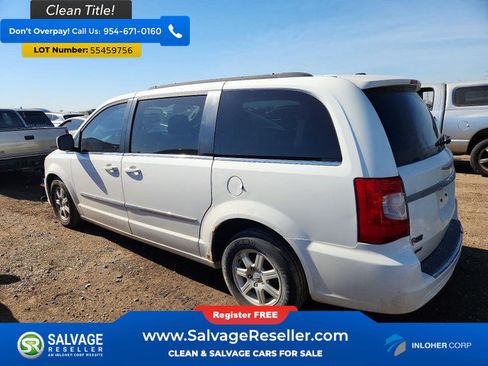Used 2013 Chrysler Town & Country Touring FWD image 3