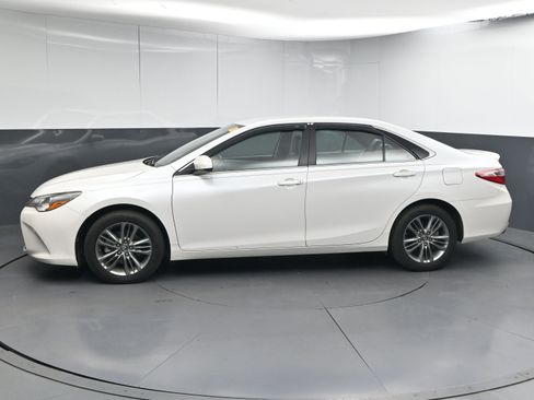 Used 2017 Toyota Camry SE image 5