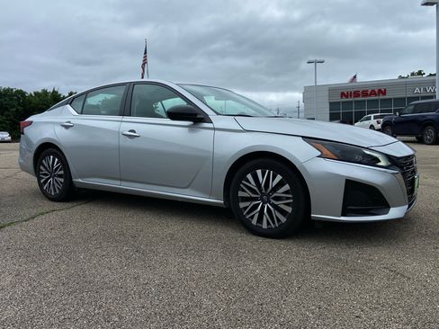 Used 2024 Nissan Altima 2.5 SV FWD image 1