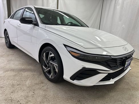 Used 2025 Hyundai Elantra Sport image 7