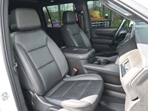 Used 2022 Chevrolet Suburban Z71 w/ Luxury Package image 18