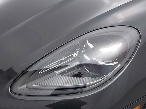 Certified 2025 Porsche Macan image 32