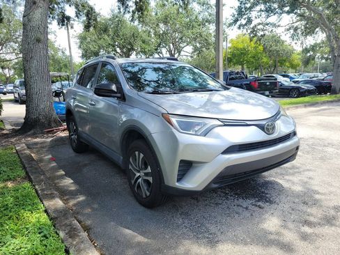 Used 2018 Toyota RAV4 LE FWD image 3